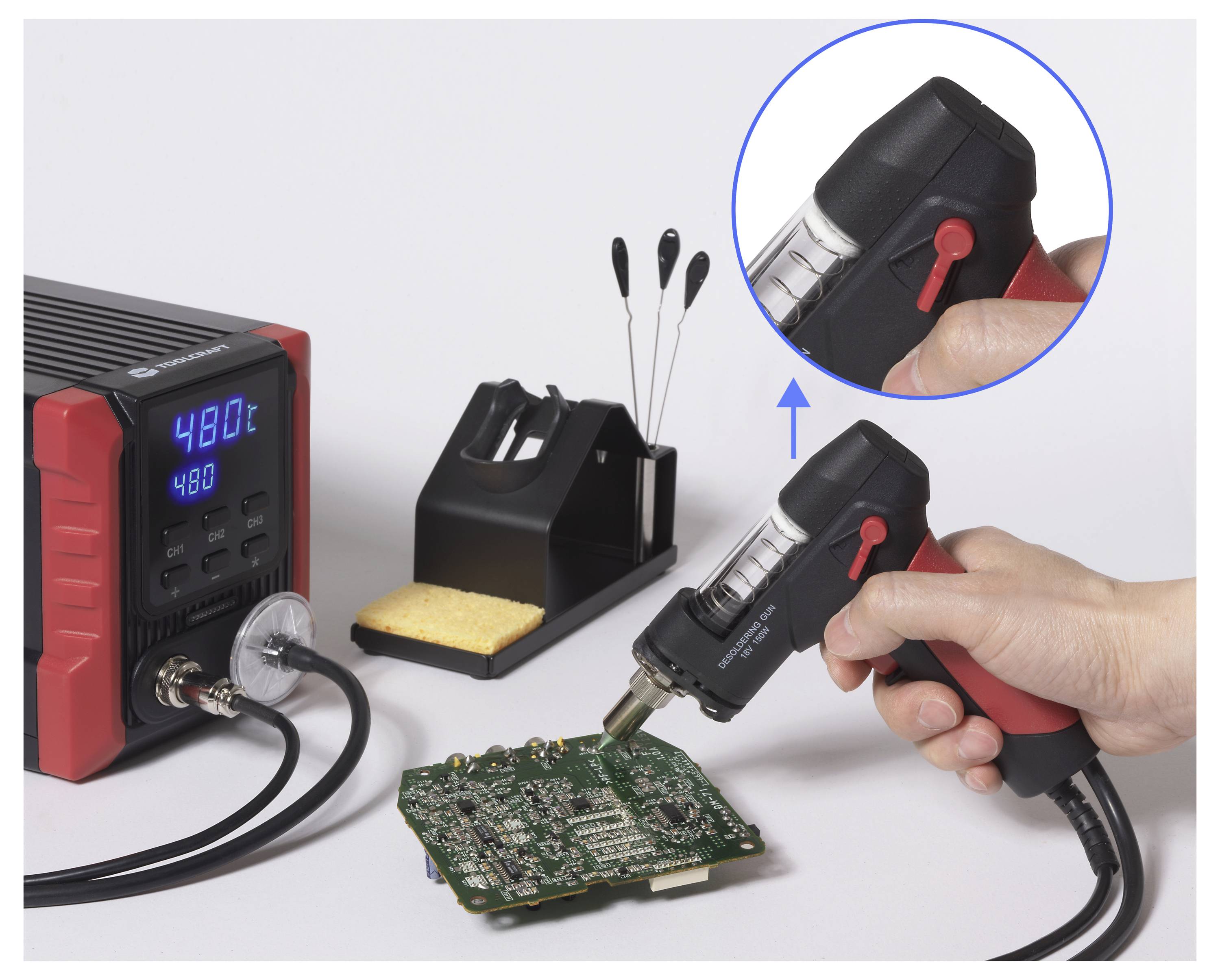 Hand mit einem Lötkolben auf einer Platine in der Nähe einer digitalen Lötstation, die 480°C anzeigt. Werkzeuge und eine Entlötpumpe sind sichtbar.