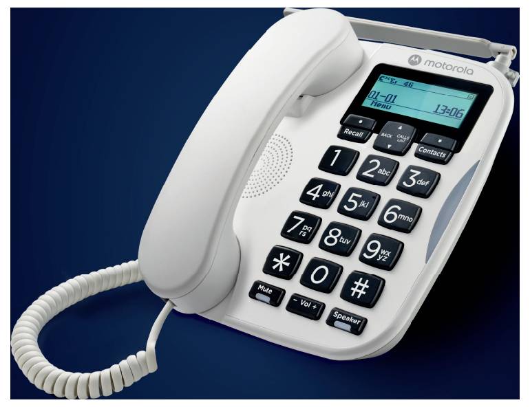 Ein schnurgebundenes weißes Telefon mit großen Tasten und einem blauen Bildschirm, auf dem „C1-00
