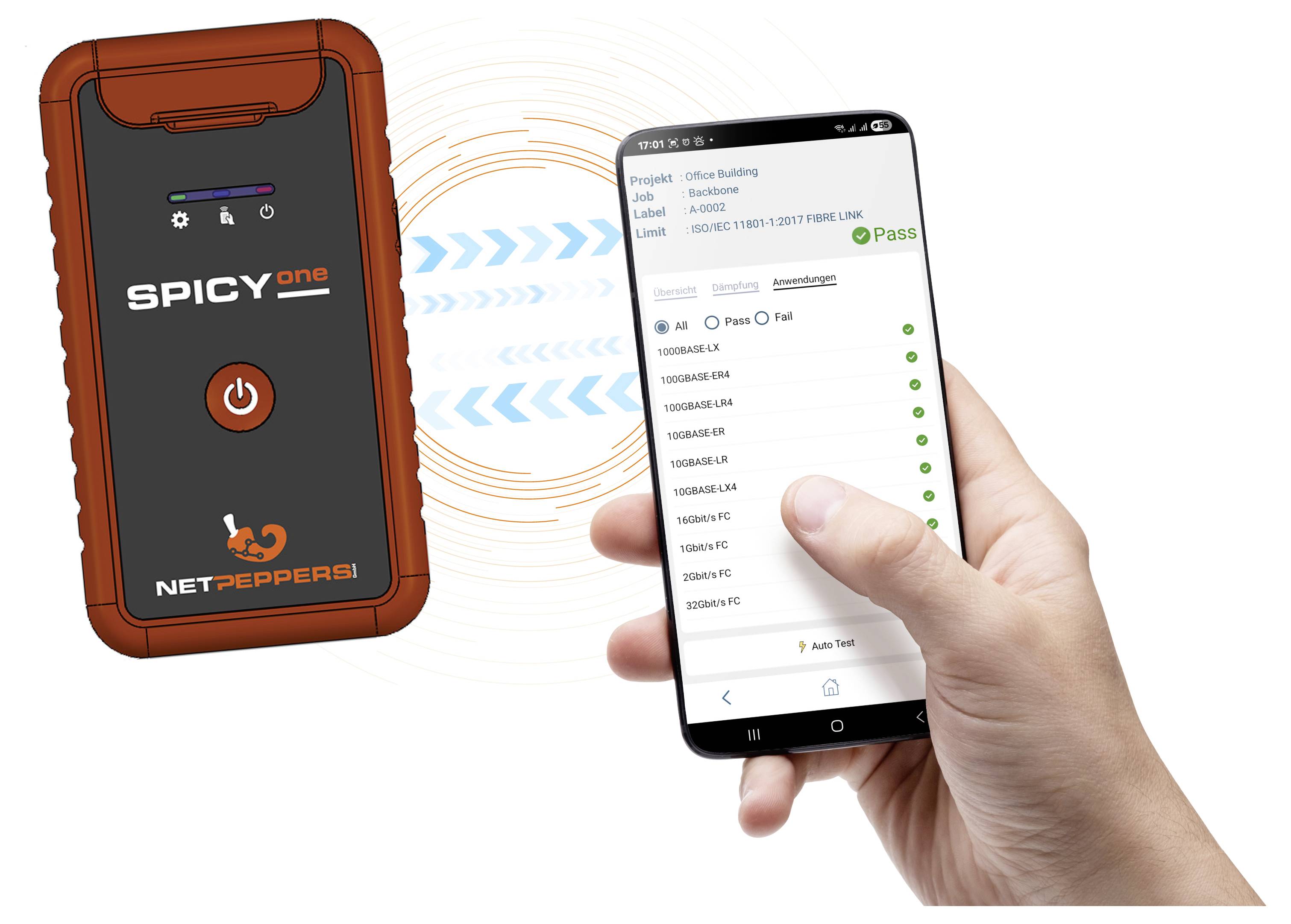 Ein tragbares, orange-schwarzes Laubgebläse, nach oben angewinkelt, mit einer robusten Düse und ergonomischem Griff für Außenreinigungsaufgaben.
