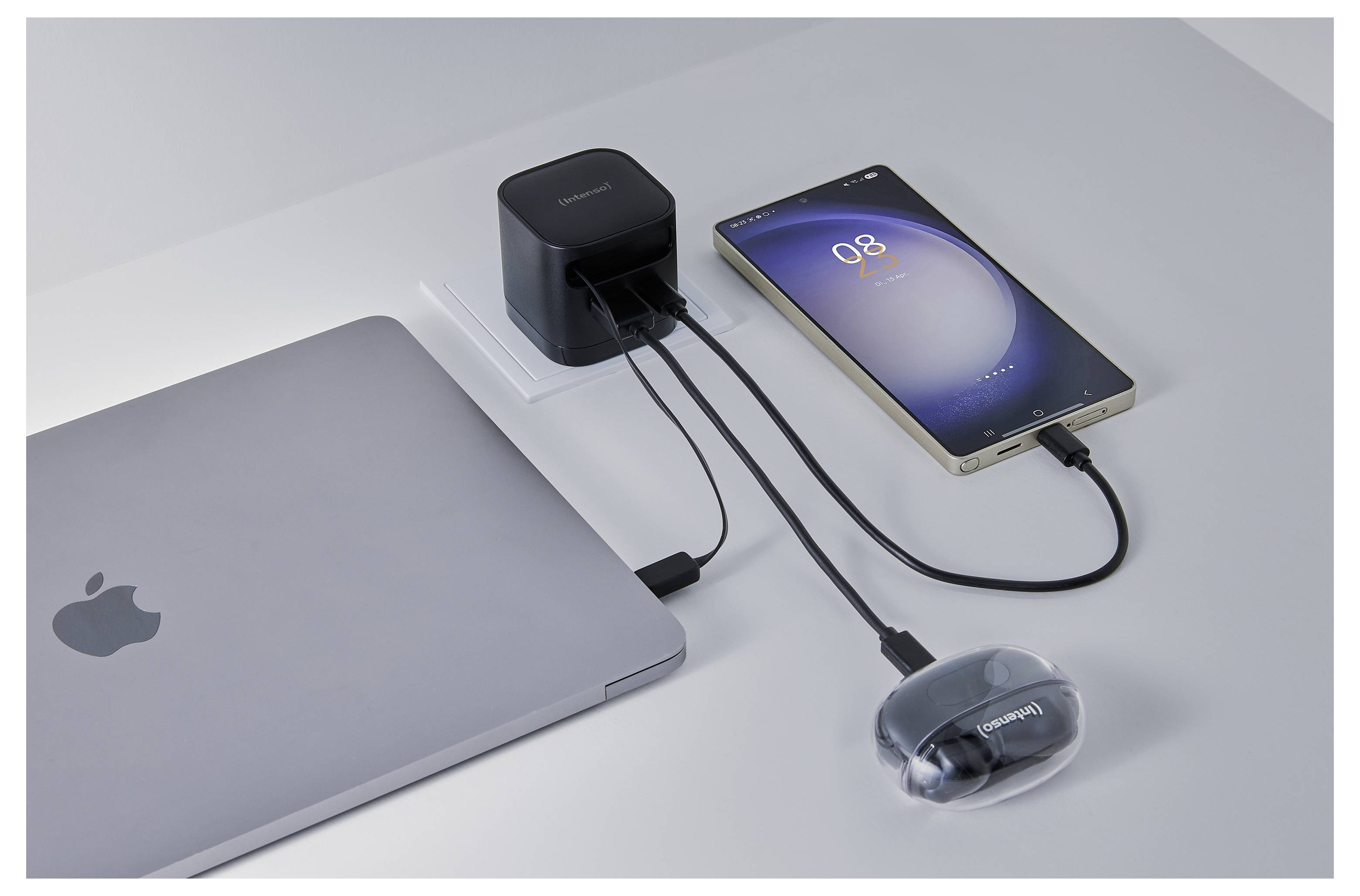 Ein schwarzer Netzteil mit einem USB-C-Kabel, ausgestattet mit zwei Anschlüssen mit den Bezeichnungen „65W USB-C1