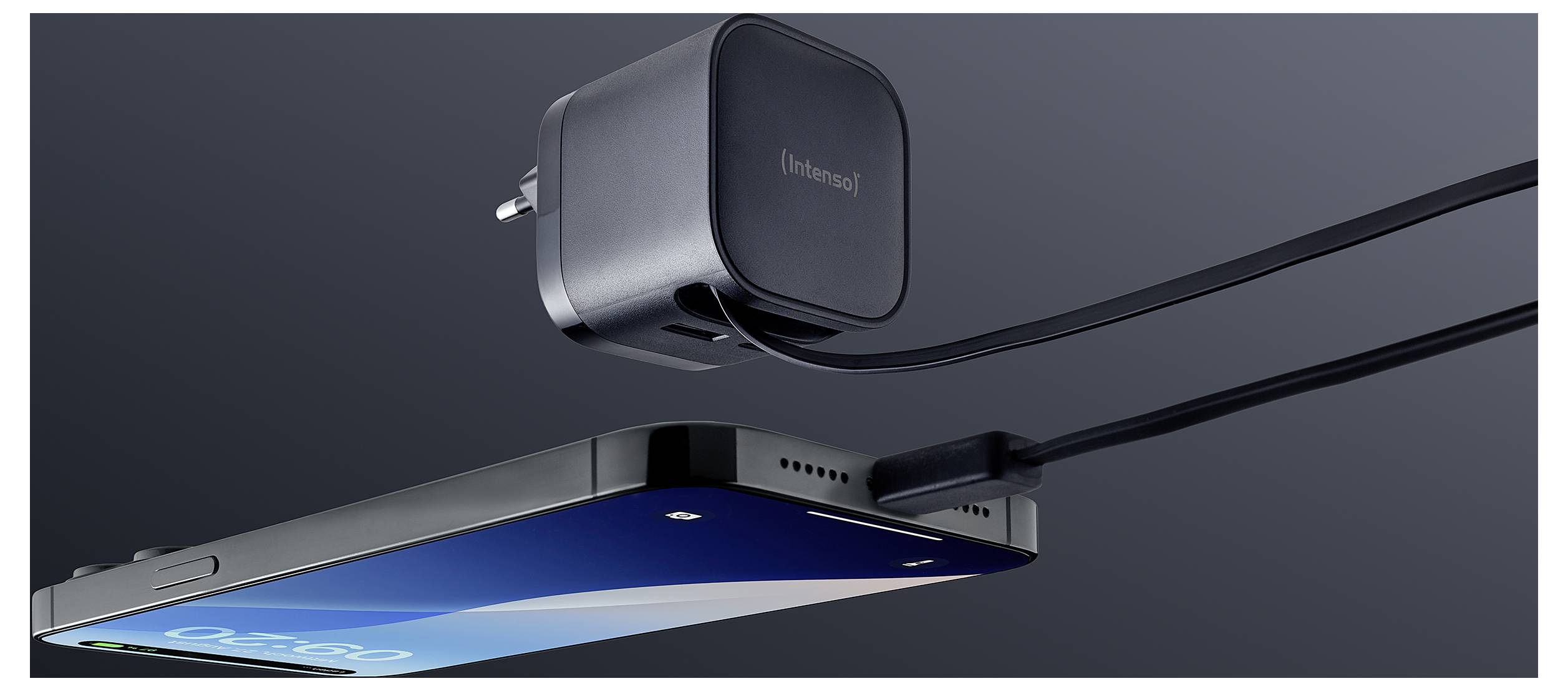 Ein Smartphone, das in der Luft schwebt, ist durch ein Kabel mit einem grauen Ladegerät mit der Bezeichnung 