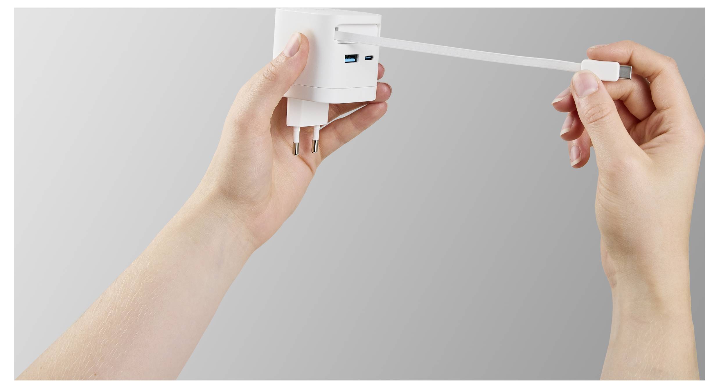 Eine Person benutzt einen kabellosen Bohrer auf einem Metallblech in einer Werkstatt und zeigt dabei DIY-Heimwerker- oder Bauaktivitäten.