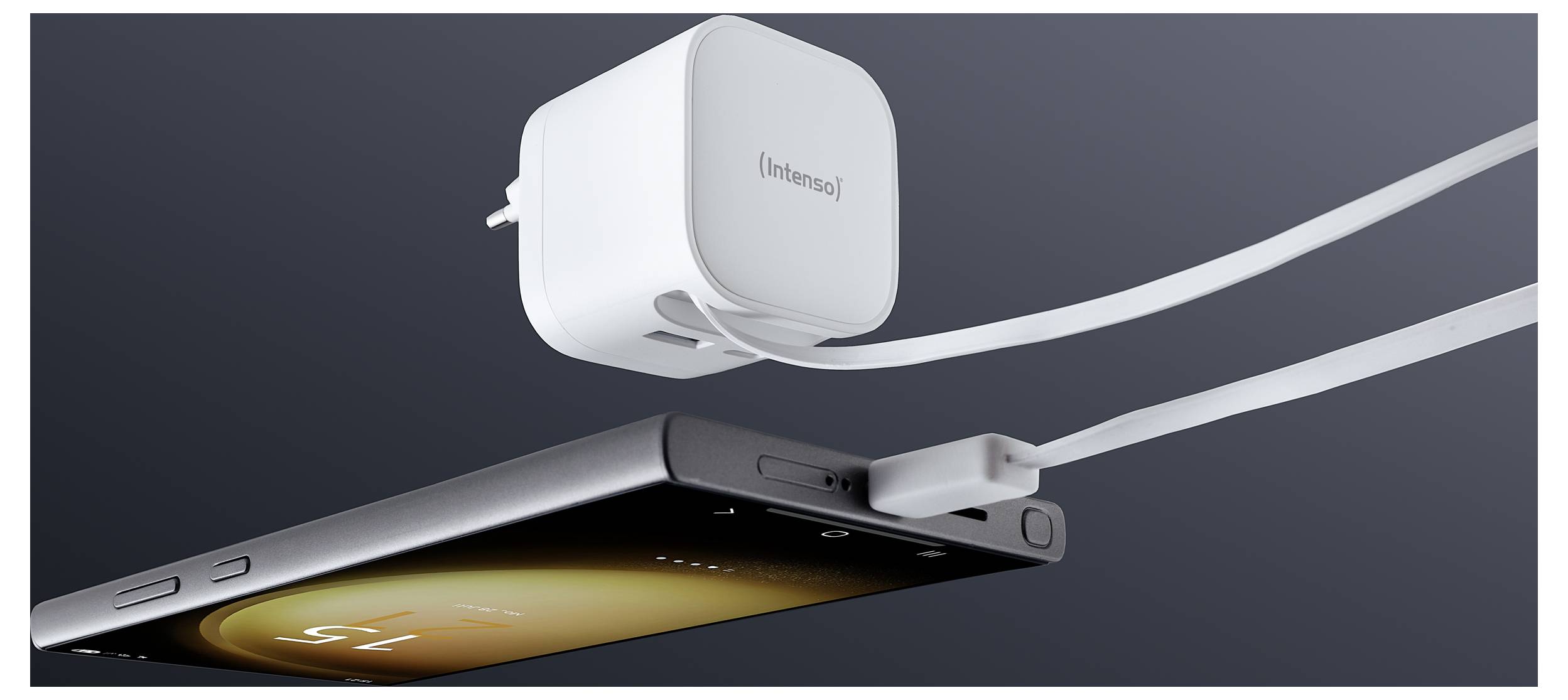 Ein Smartphone, das mit einem weißen Ladegerät mit zwei angebrachten Kabeln verbunden ist und auf dunklem Hintergrund laden zeigt.