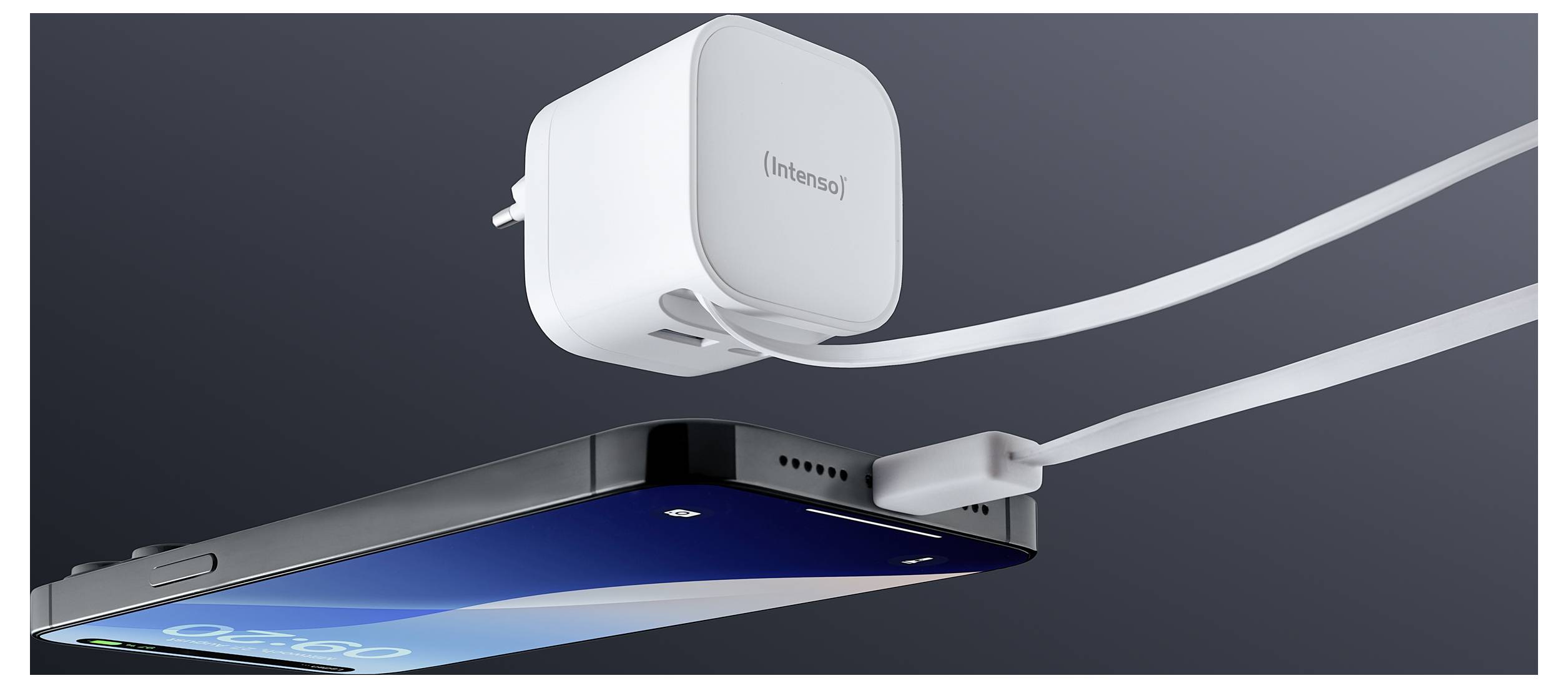 Ein Smartphone, das mit einem Wandladegerät mit einem flachen Kabel verbunden ist, wobei sein Ladeaufbau vor einem dunklen Hintergrund hervorgehoben wird.