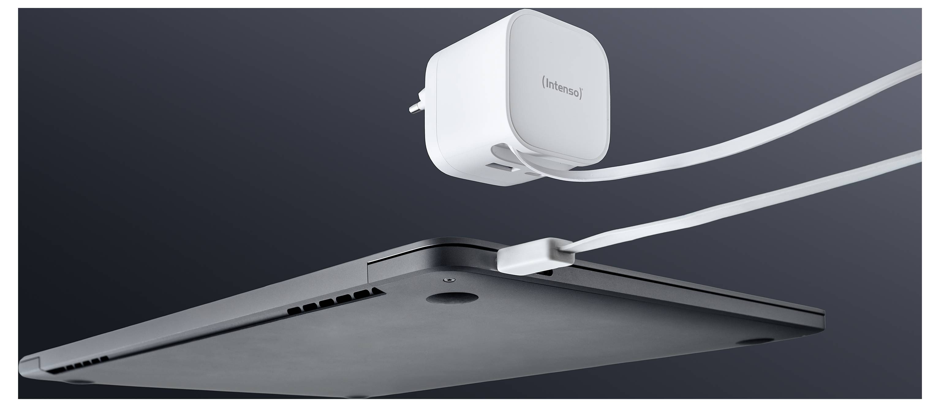 Laptop, der an einen Stromadapter angeschlossen ist, mit einem kleinen vorderen Lüftungsschlitz zur Kühlung, mit einem kompakten Design, das ideal für effizientes Laden geeignet ist.