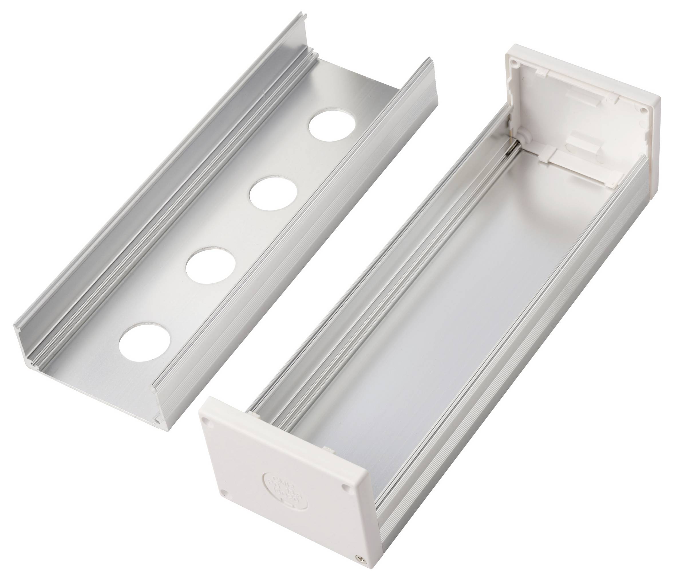 Zwei Aluminiumkabelkanäle mit aufsteckbaren Abdeckungen, einer offen mit vier kreisförmigen Ausschnitten und einer geschlossen mit Endkappen.