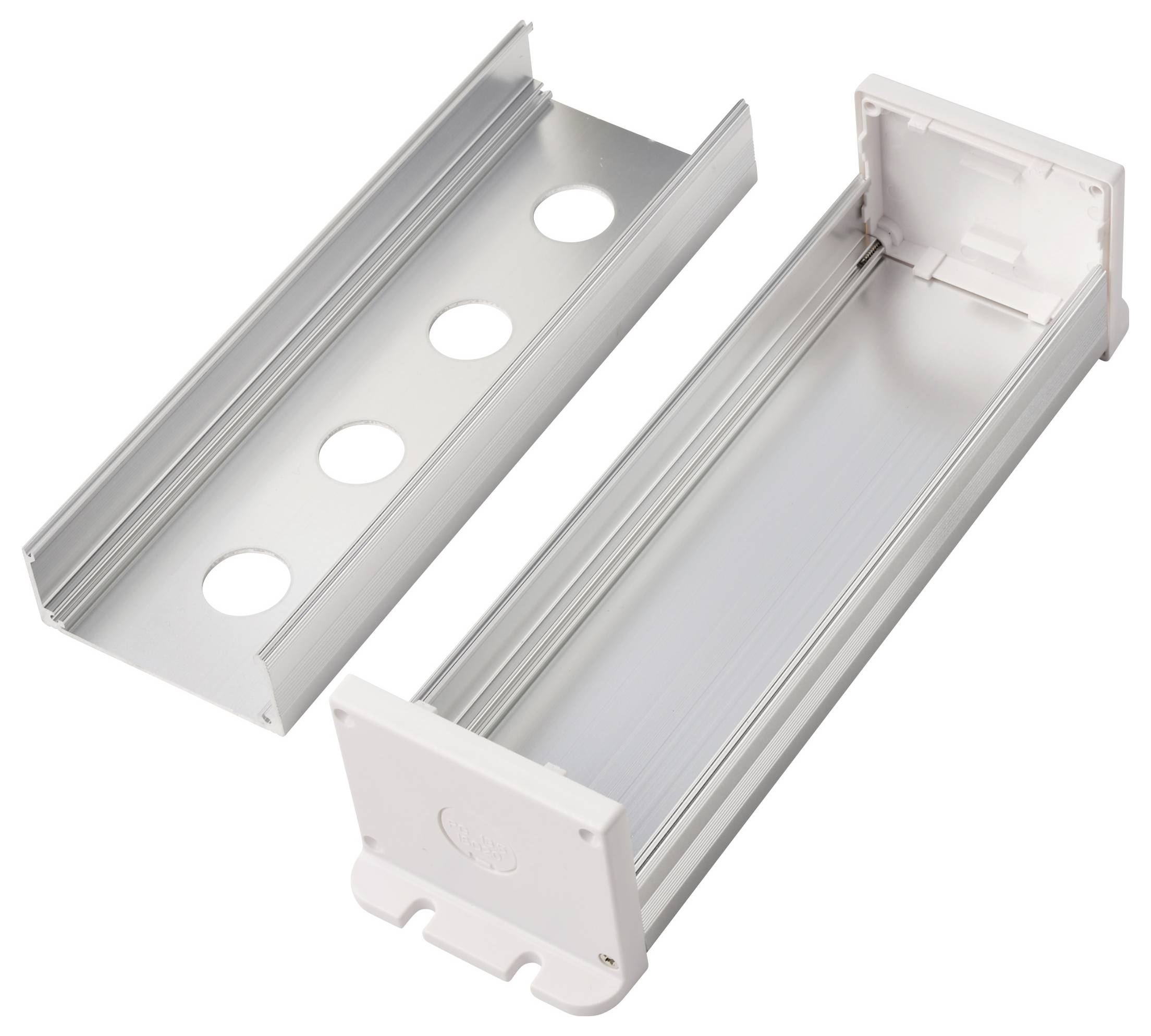 Zwei weiße Aluminiumgehäuse für LED-Kanäle, eines mit vier kreisförmigen Aussparungen und eines mit Endkappen, auf weißem Hintergrund dargestellt.