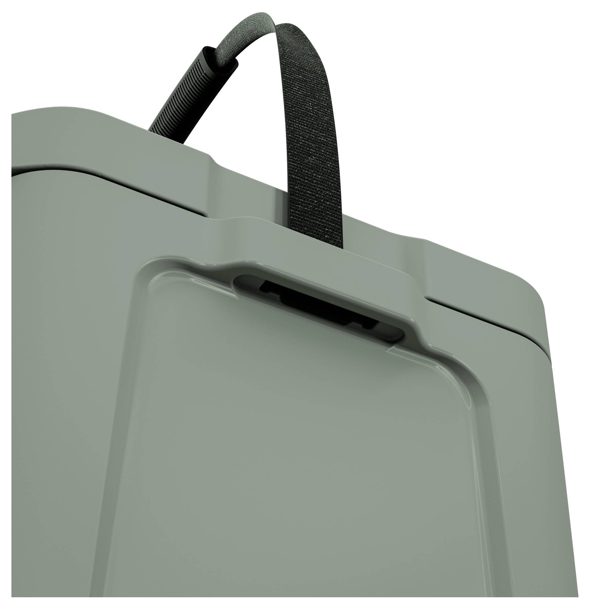 Nahaufnahme eines grauen Hartschalenkoffers mit schwarzem Tragegriff vor weißem Hintergrund.