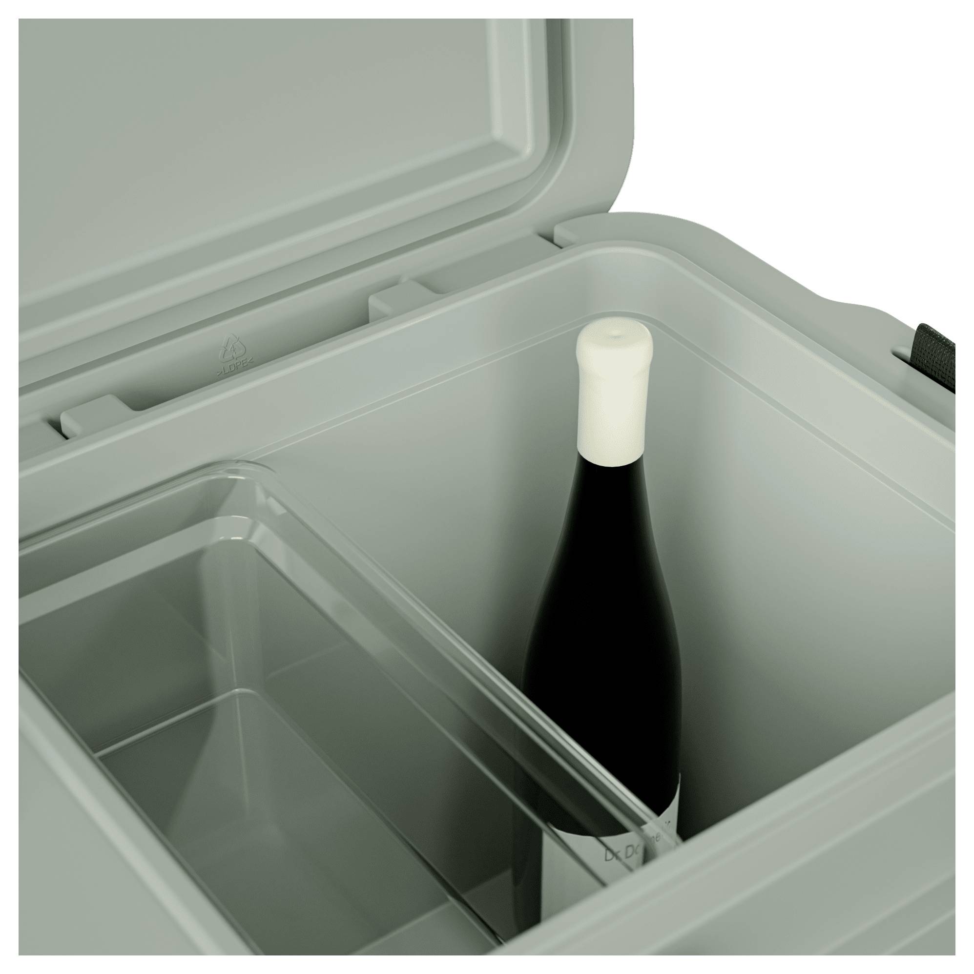 Ein offener Kühlbehälter mit einer aufrecht stehenden Weinflasche neben einem durchsichtigen Kunststoffbehälter im Hauptfach.