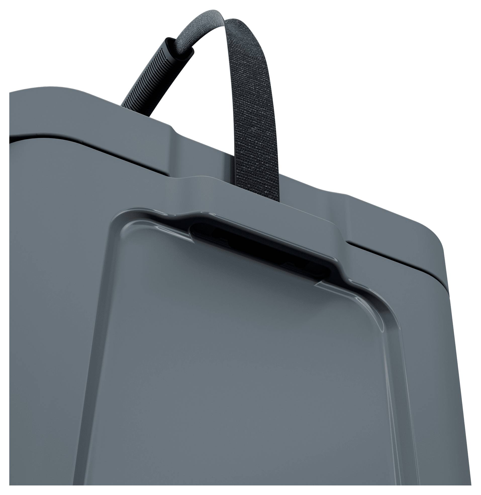 Nahaufnahme eines grauen Hartschalenkoffers mit schwarzem Stofftragetasche und Griff, der oben sichtbar ist.