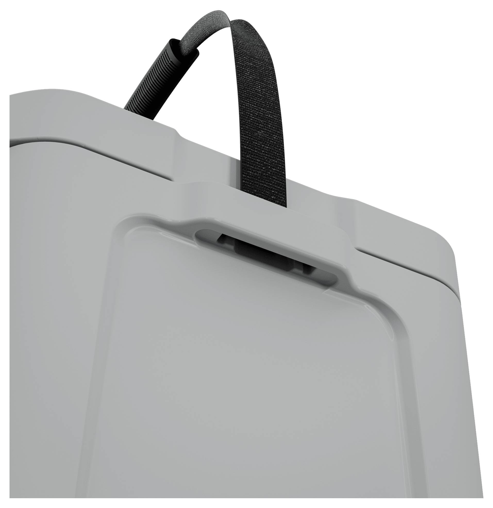 Nahaufnahme eines hellgrauen robusten Koffers oder Reisekoffers mit schwarzem Tragegriff und Riemen oben, vor weißem Hintergrund gezeigt.