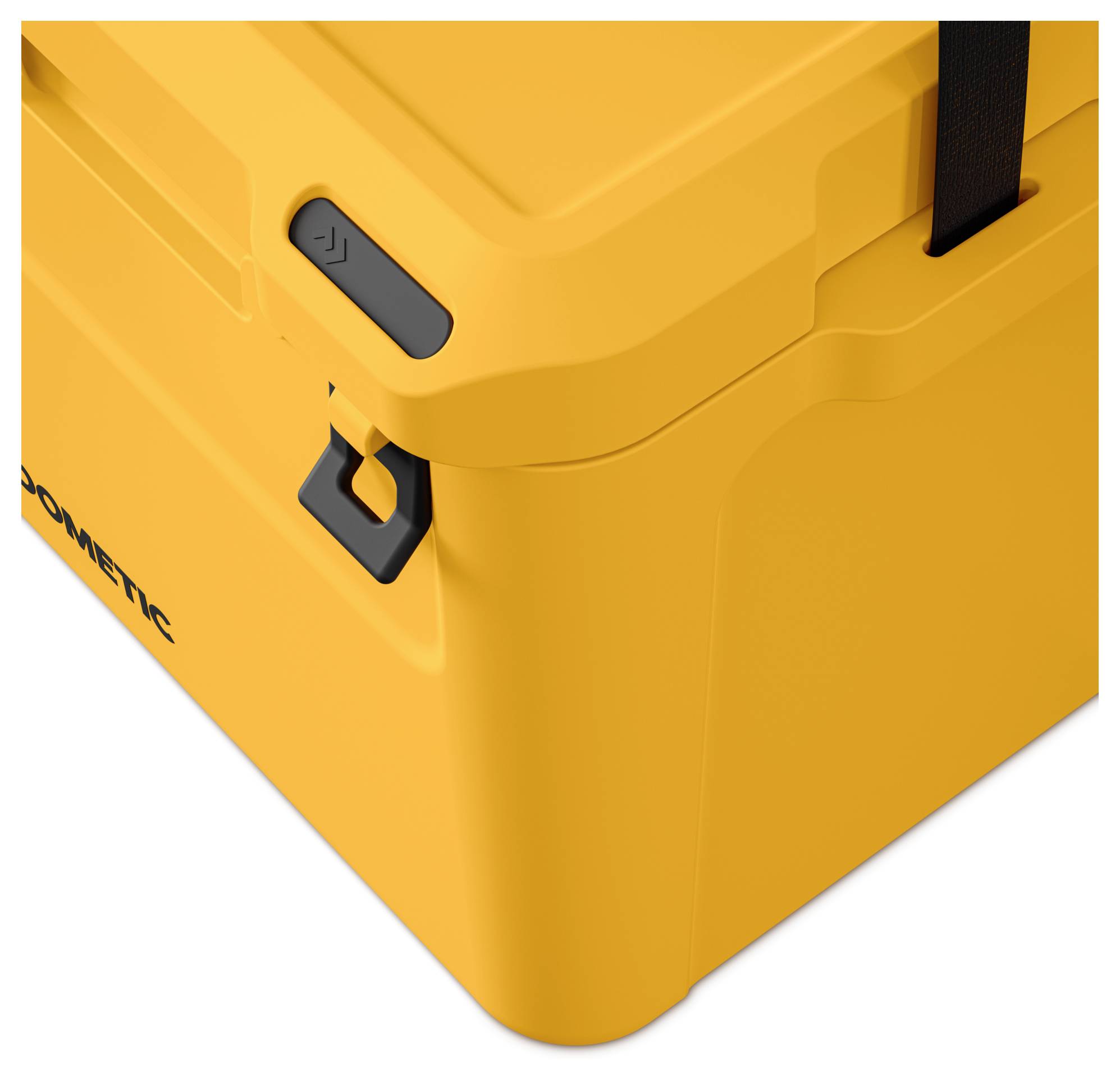 Nahaufnahme einer gelben Dometic-Kühlbox mit schwarzem Verschluss und Griff auf weißem Hintergrund.