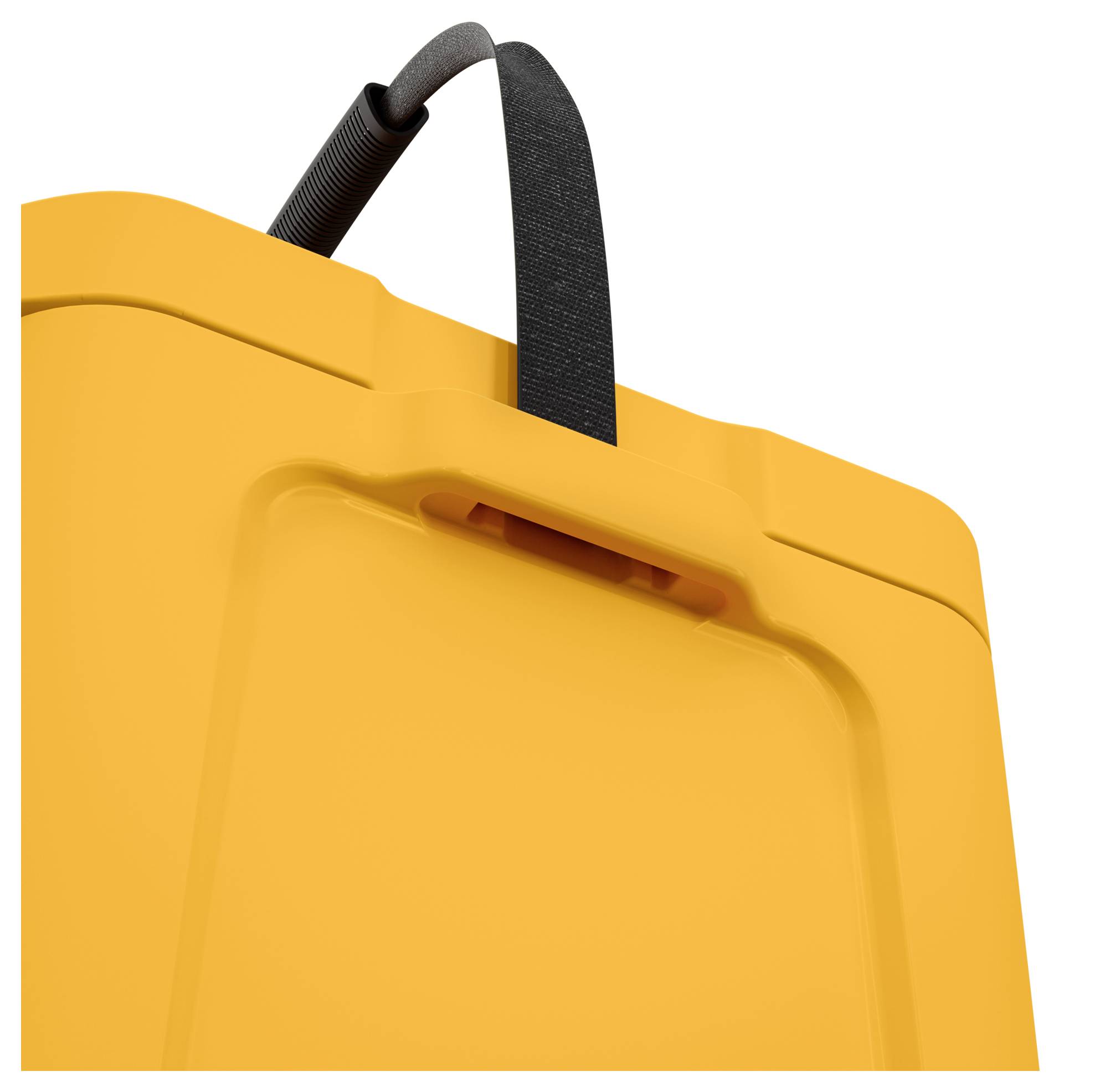 Nahaufnahme eines hell leuchtend gelben Hartschalenkoffer mit schwarzem Tragegriff vor weißem Hintergrund.