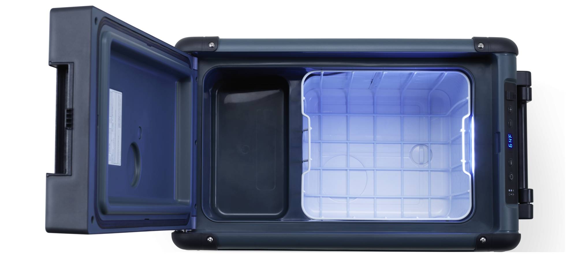 Tragbarer Kühlbehälter oder Mini-Kühlschrank mit geöffnetem Deckel, von oben fotografiert, mit einem leeren unteren Fach und einem leuchtend blauen oberen Bereich.