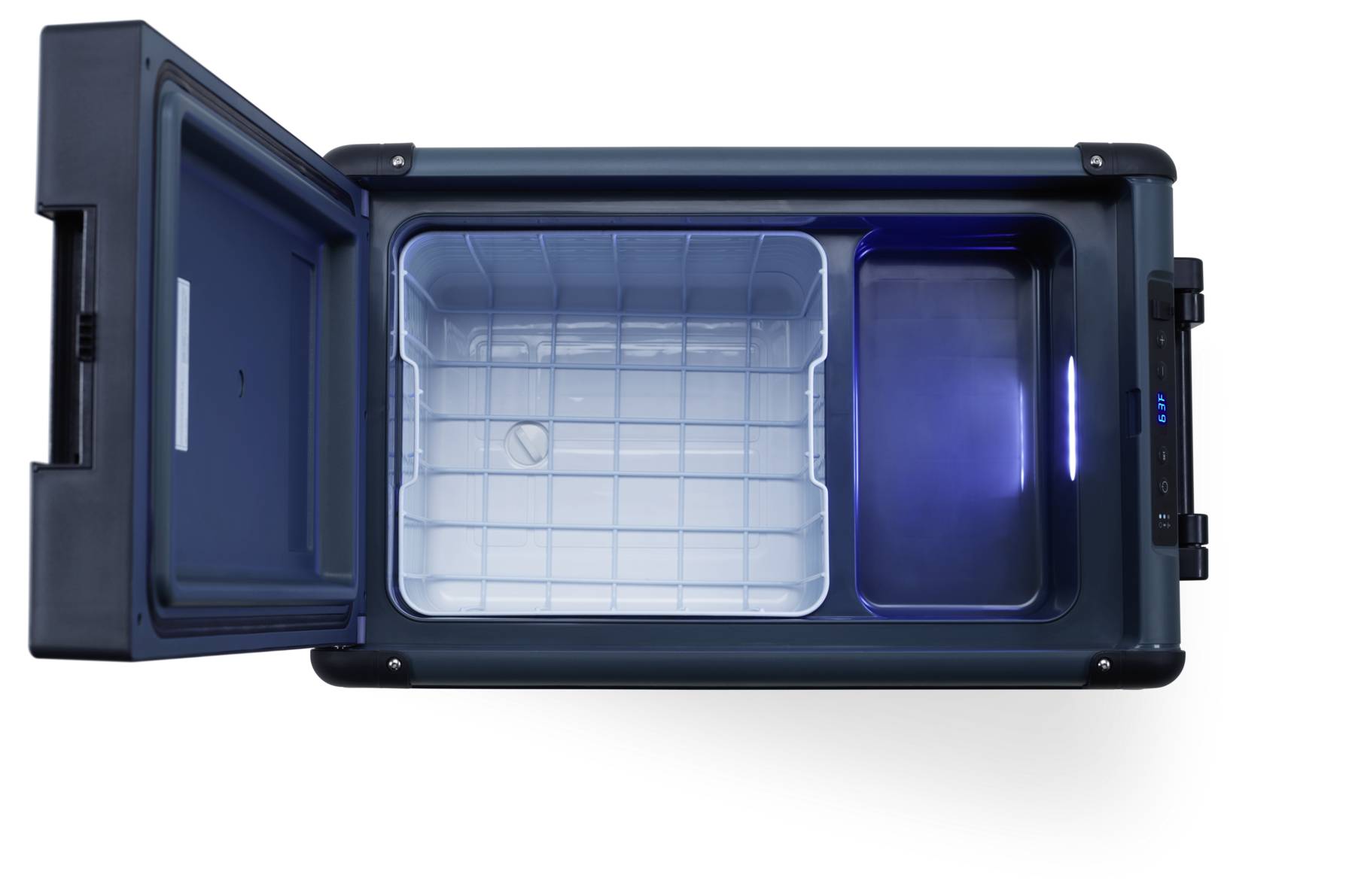 Offener blauer elektrischer Kühlbox oder tragbarer Kühlschrank mit leicht geöffnetem Deckel, der leere Innenfächer und einen abnehmbaren Korb zeigt.