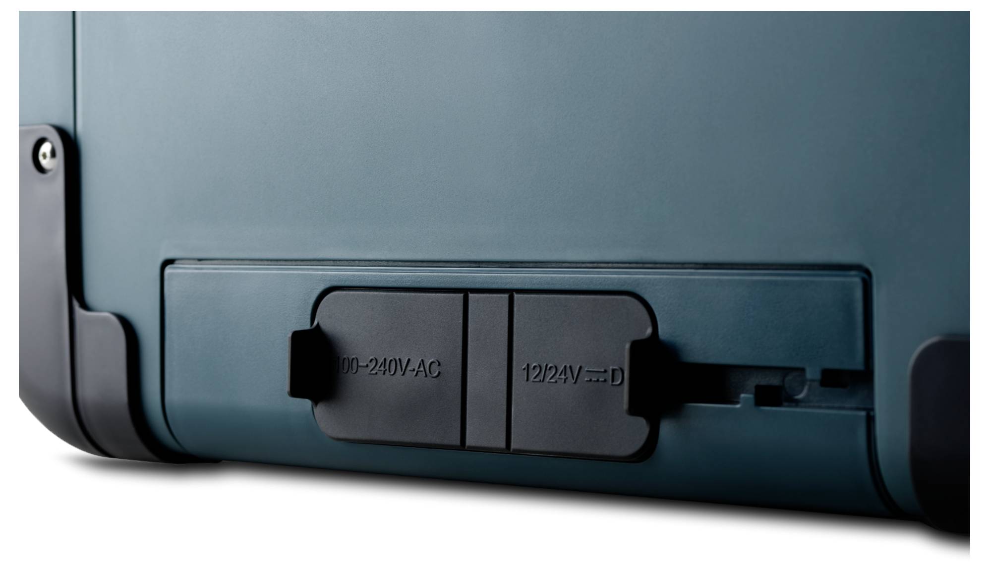 Nahaufnahme eines Gerätepanels auf der Rückseite mit einer verschiebbaren Abdeckung für die AC-Stromversorgung mit der Aufschrift „100-240V AC