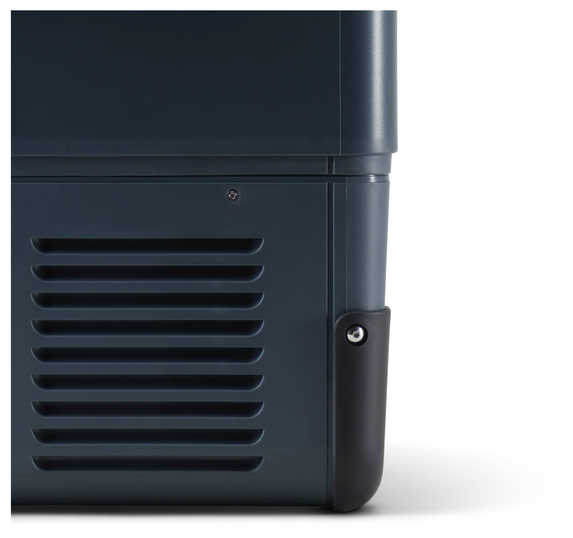 Nahaufnahme einer dunklen belüfteten Metallgeräte- oder Ausrüstungsschrankecke mit einem schwarzen Griff auf der rechten Seite.