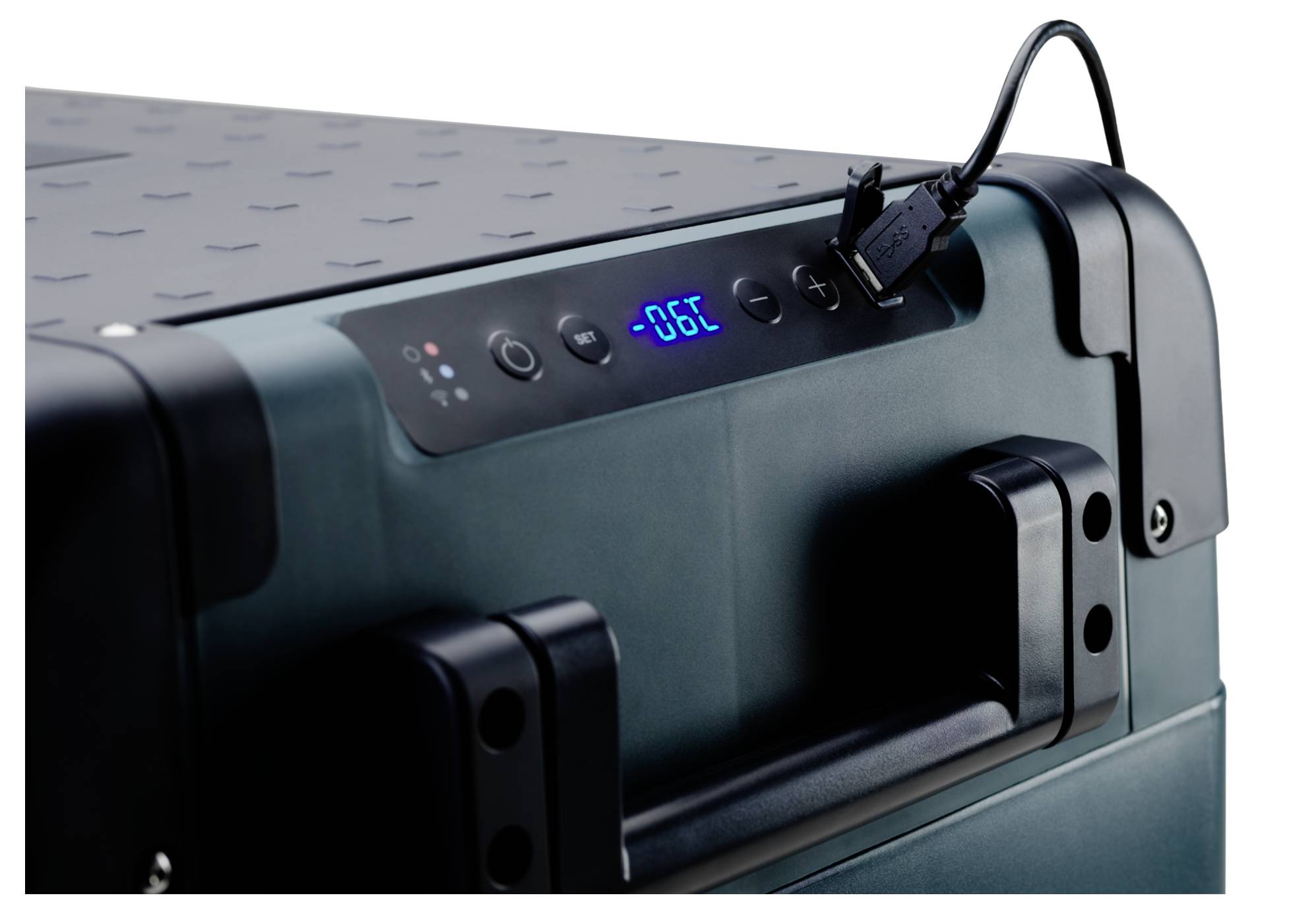 Nahaufnahme eines Bedienfelds einer hartschaligen Kühlbox oder tragbaren Kühlschrank, die ein blaues digitales Temperaturanzeige-Display und Stromschalter mit angeschlossenem Ladekabel zeigt.
