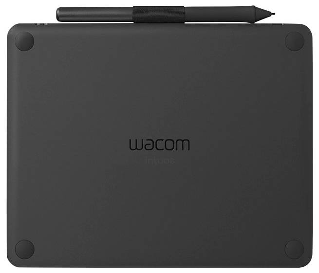 Ein schwarzes Grafiktablett mit einem Stift, der oben aufliegt. Das Tablett zeigt den Markennamen „Wacom Intuos