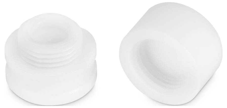 Zwei weiße Kunststoffkappen, eine mit Gewinde und die andere mit glatter Oberseite, die verschiedene Ansichten desselben Objekts zeigen.