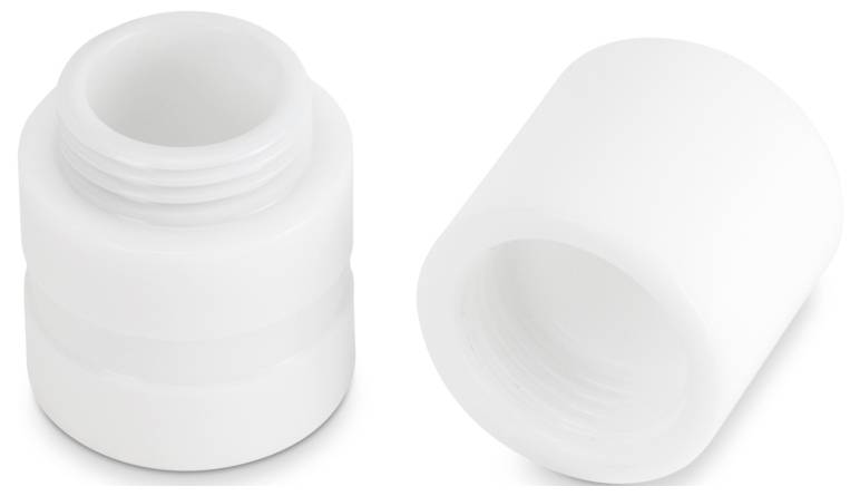 Ein tragbares, schwarzes Wärmebild-Monokular mit ergonomischem Design und Steuertasten oben, das zur Beobachtung von Wärmesignaturen bei schlechter Sichtbarkeit verwendet wird.