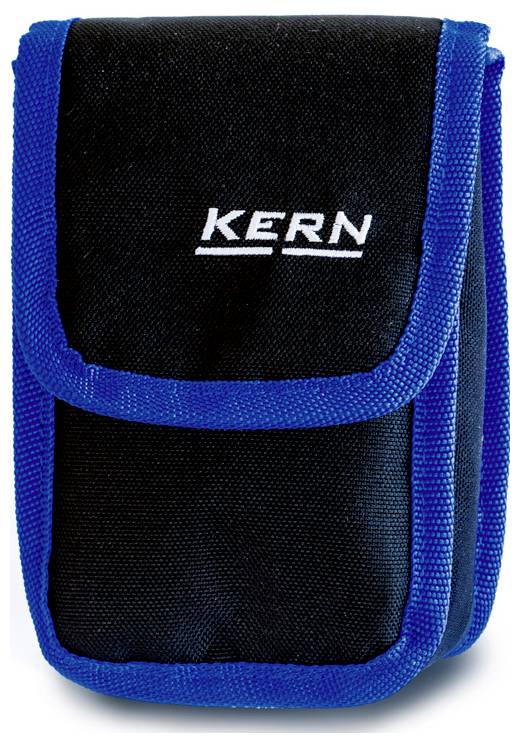 Ein kleiner schwarz-blauer Stoffbeutel mit Klappendeckel, auf der Vorderseite mit dem Text 