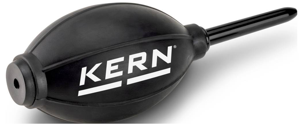 Ein schwarzer Gummi-Druckluftbläser mit einer Düse, der zum Reinigen von Staub auf empfindlichen Oberflächen wie Kameraobjektiven oder Elektronik verwendet wird, mit der Marke 'KERN'.
