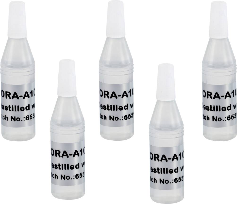 Fünf kleine Flaschen mit der Kennzeichnung „DORA-A100, destilliertes Wasser, Chargennummer: 653