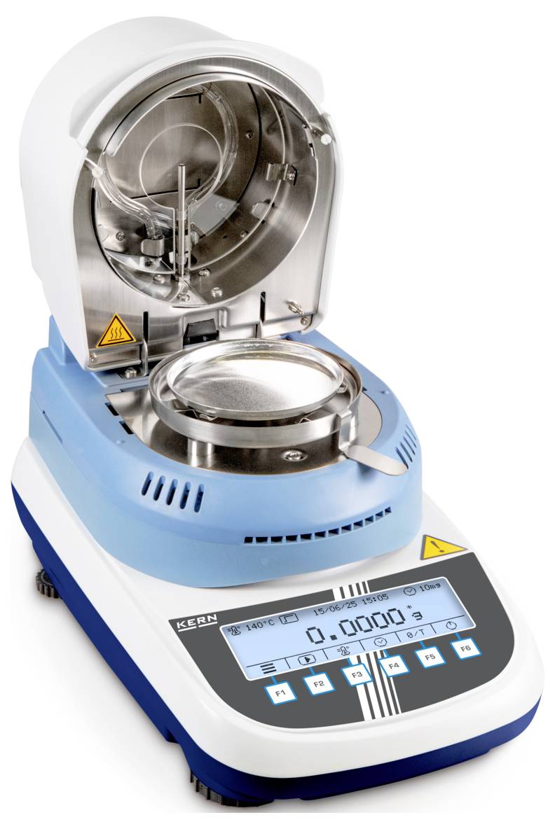 Ein Laborfeuchtemessgerät mit geöffnetem Deckel, das die Heizenkammer und ein digitales Display zur Analyse des Feuchtigkeitsgehalts von Proben zeigt.