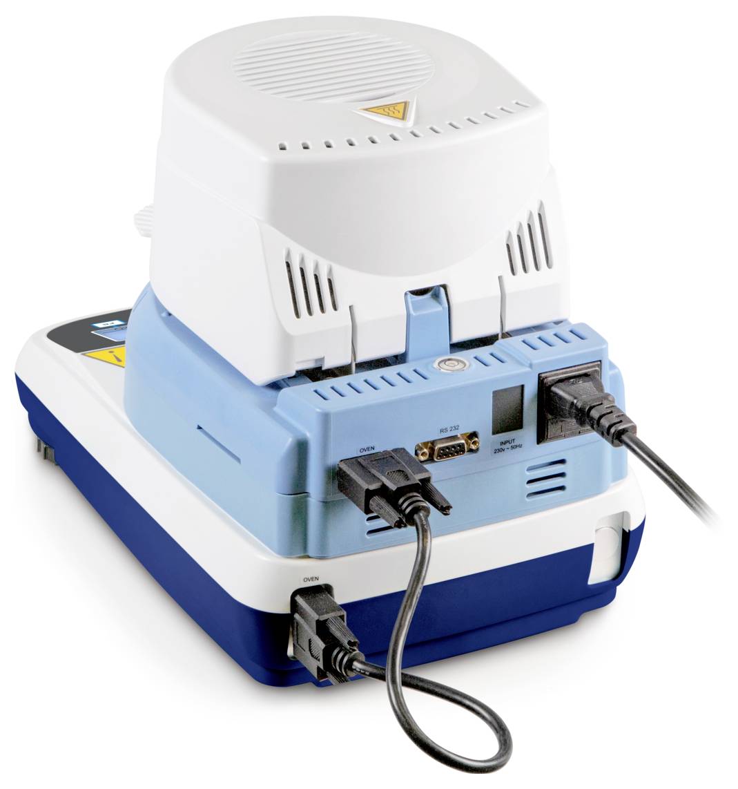 Ein Laborgerät mit Kühlöffnungen und Kabelverbindungen auf der Rückseite, wahrscheinlich für wissenschaftliche oder medizinische Zwecke verwendet.