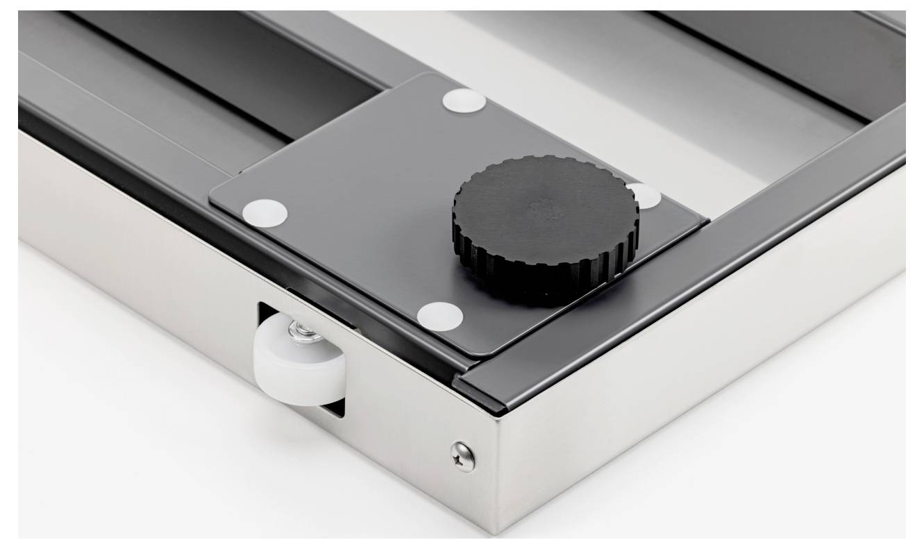 Nahaufnahme der Rückseite eines Laborgeräts mit USB-, RS-232-, CAL-, FOOT- und PS/2-Anschlüssen, einem Stromstecker und einem Lüftungsventilator.