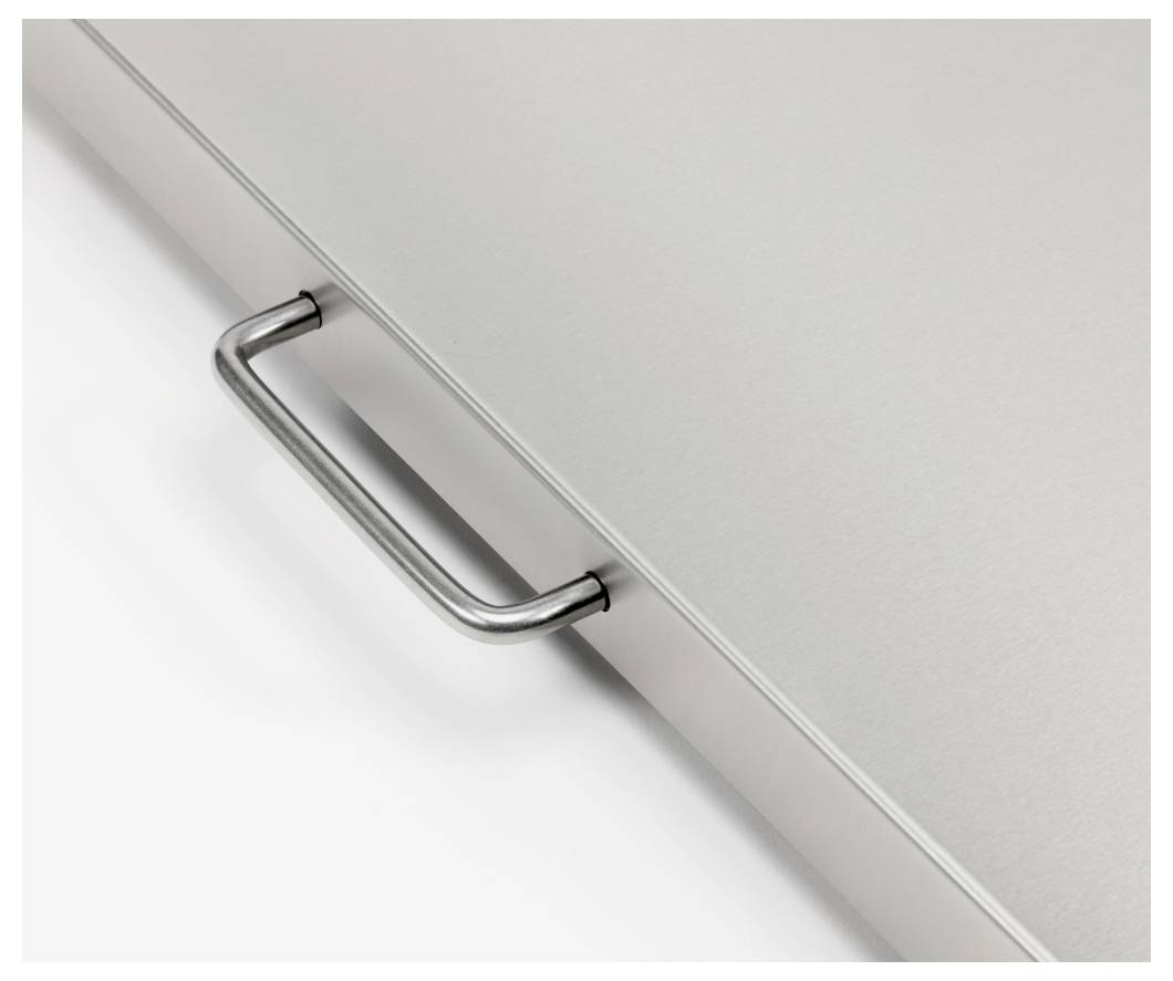 Eine Nahaufnahme von der Seite eines weißen elektronischen Geräts, das einen USB-Anschluss und eine Schaltfläche zeigt. Das Gerät hat ein abgerundetes, eckiges Design.