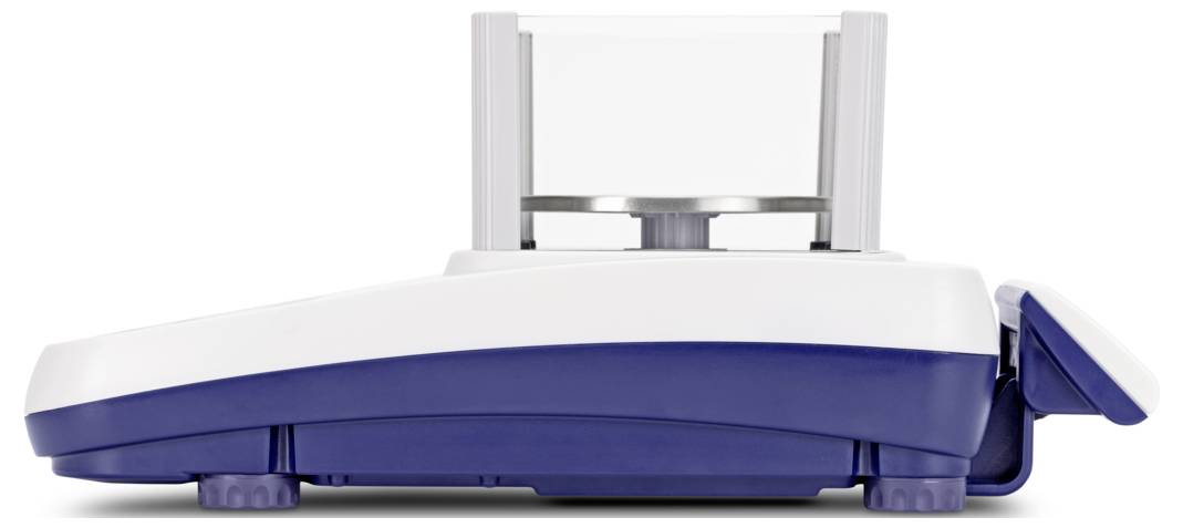 Eine digitale Laborwaage mit blauer und weißer Basis, mit einer transparenten Wägekammer und einer runden Metallwägeplattform.