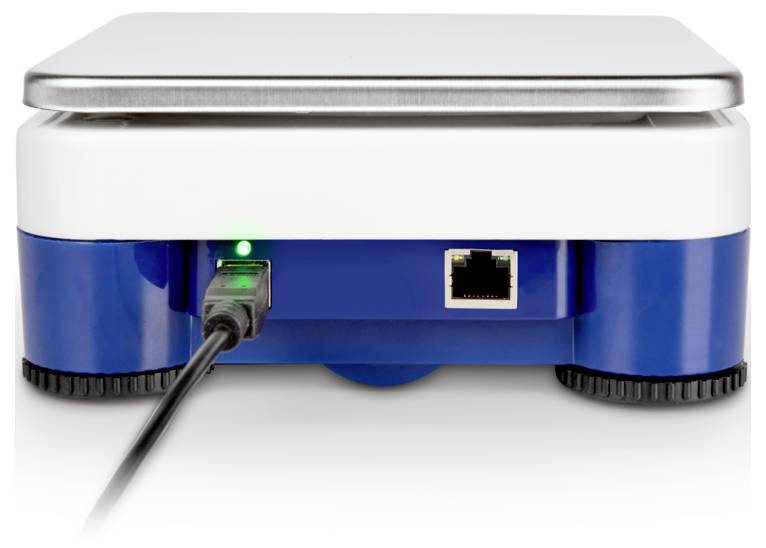 „Rückansicht eines blau-weißen elektronischen Geräts mit angeschlossenem USB-Kabel, leuchtendem grünem Anzeigelicht und Ethernet-Anschluss.