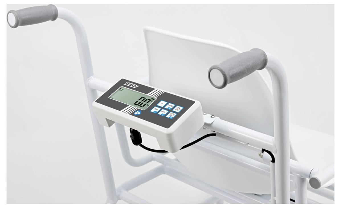 Digitale Waage mit Display, die an einem weißen Stuhl mit grauen Griffen befestigt ist und „0,0