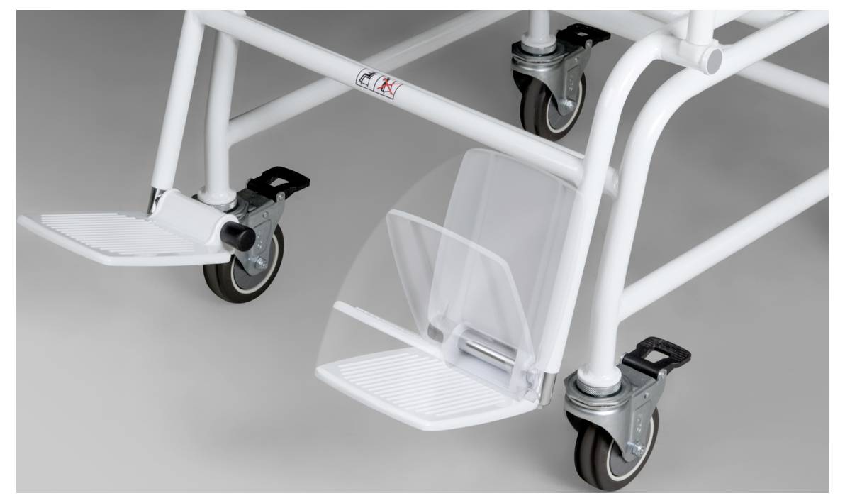 Ein weißer medizinischer Stuhl mit vier Rädern, jeweils mit Bremsen. Der Stuhl hat Fußstützen und eine kleine durchsichtige Spritzschutzvorrichtung an der Vorderseite.