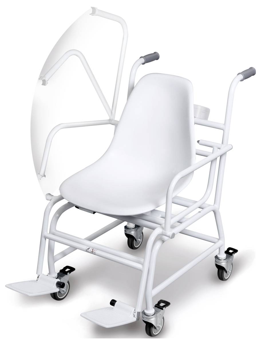 Ein weißer medizinischer Duschstuhl mit Rädern und Fußstützen, mit einem auf einer Seite geöffneten Sitzbrett.