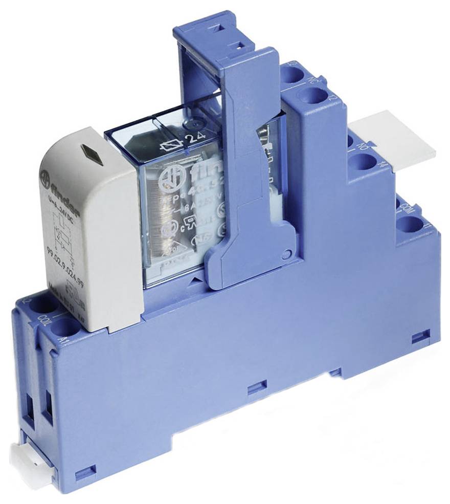 Ein blaues elektrisches Relais mit transparentem Gehäuse, das interne Komponenten zeigt, auf einer Kunststoffplatte für industrielle Anwendung montiert.