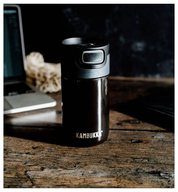 Ein weißes MSI MPG B760I Edge WiFi Mini-ITX-Motherboard mit PCIe-Steckplätzen, USB-, HDMI- und Audio-Anschlüssen, zeigt die Rück- und Oberansicht.