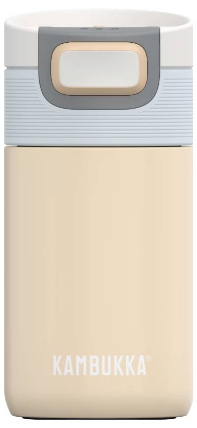 Ein beige Kambukka Reisebecher mit grauem Deckel und weißem Knopf zum einfachen Öffnen, der ein schlankes und modernes Design zeigt.