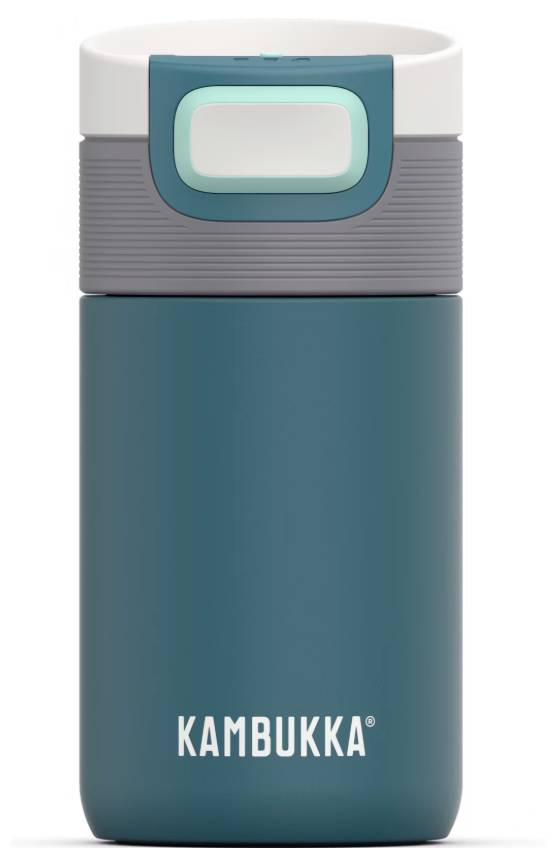 Eine türkise isolierte Reisebecher von Kambukka mit weißem Deckel und grauem Griff, konzipiert zum Halten von Getränken heiß oder kalt.