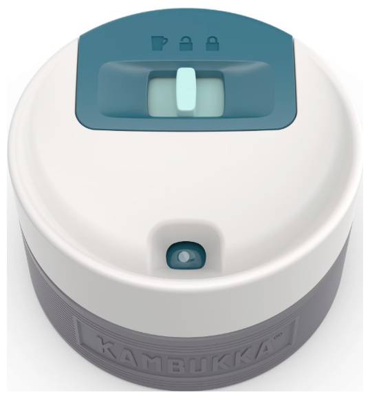 Das Bild zeigt einen Kambukka-Deckel mit Schieberriegel und kleinem Loch zum Trinken, entwickelt für auslaufsicheren Einsatz auf Flaschen oder Thermoskannen.