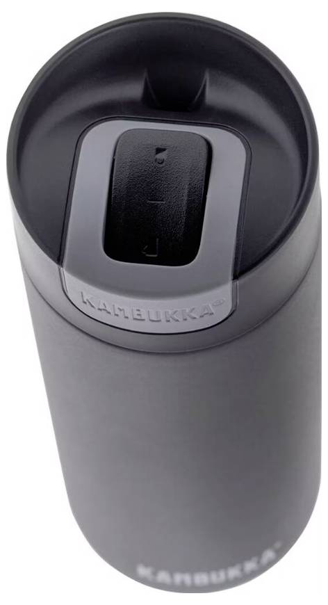 Eine schwarze Reisebecher mit geschlossenem Deckel, konzipiert für heiße oder kalte Getränke, mit dem Markennamen „KAMBUKKA