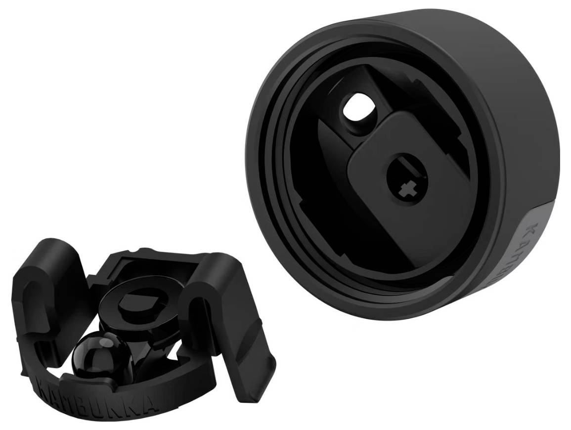 Nahaufnahme einer schwarzen Kunststoff-Objektivkappe und Befestigungshalterung, entwickelt zum Sichern und Schutz eines Kameraobjektivs.