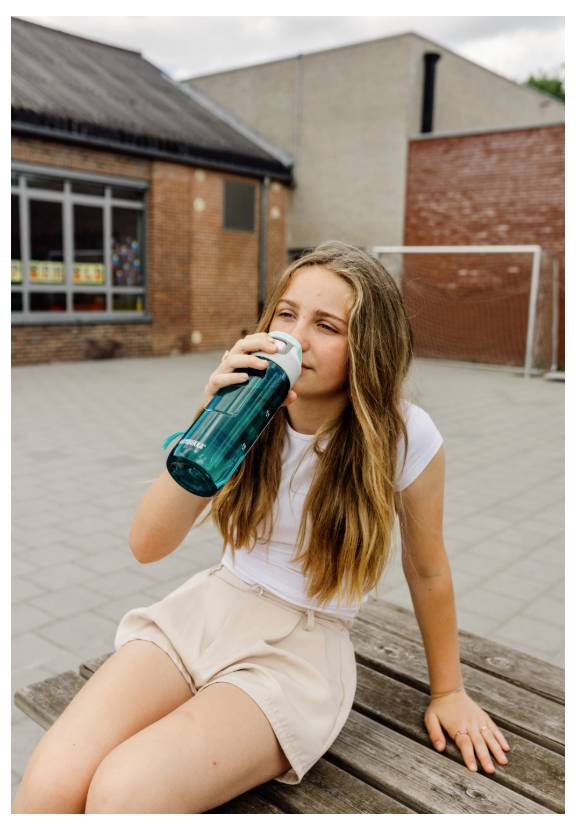 Ein Smartphone mit Korallen- und Schwarzdesign, das einen Bildschirm mit dem Text „moto g06