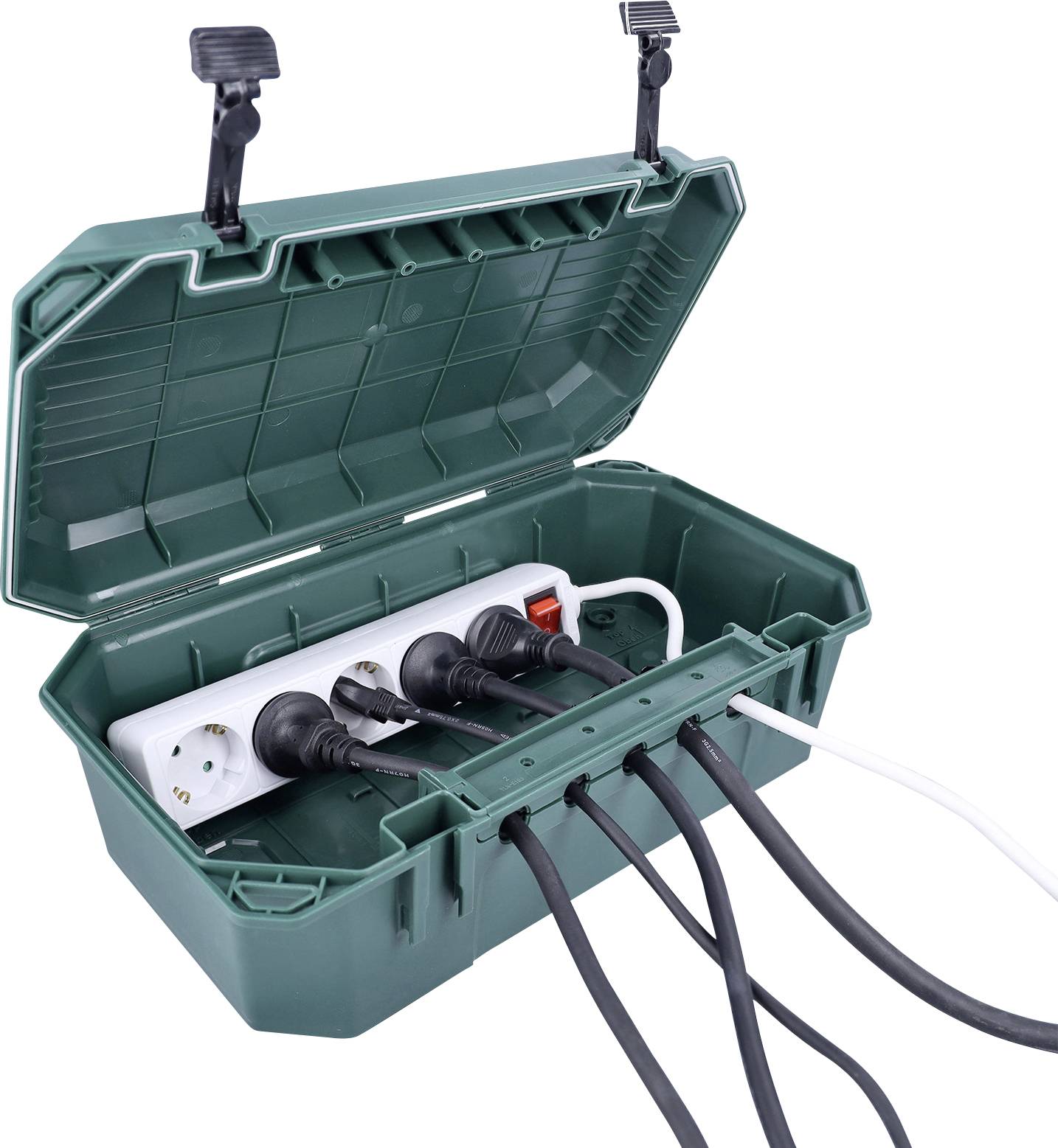 Eine grüne wetterfeste Kiste mit offenstem Deckel, die eine Steckdosenleiste enthält, an die mehrere schwarze und weiße Kabel angeschlossen sind.