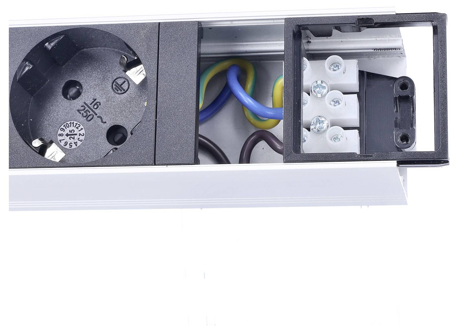 Eine Wandsteckdose mit einem freiliegenden Verdrahtungsabschnitt zeigt verschiedenfarbige Drähte, die mit Anschlüssen verbunden sind und auf eine elektrische Installation hindeuten.