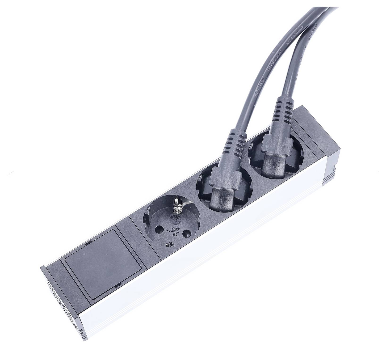 Ein Steckerleiste mit drei Steckdosen, von denen zwei in Gebrauch sind, mit schwarzen Stromkabeln angeschlossen. Die dritte Steckdose ist leer.