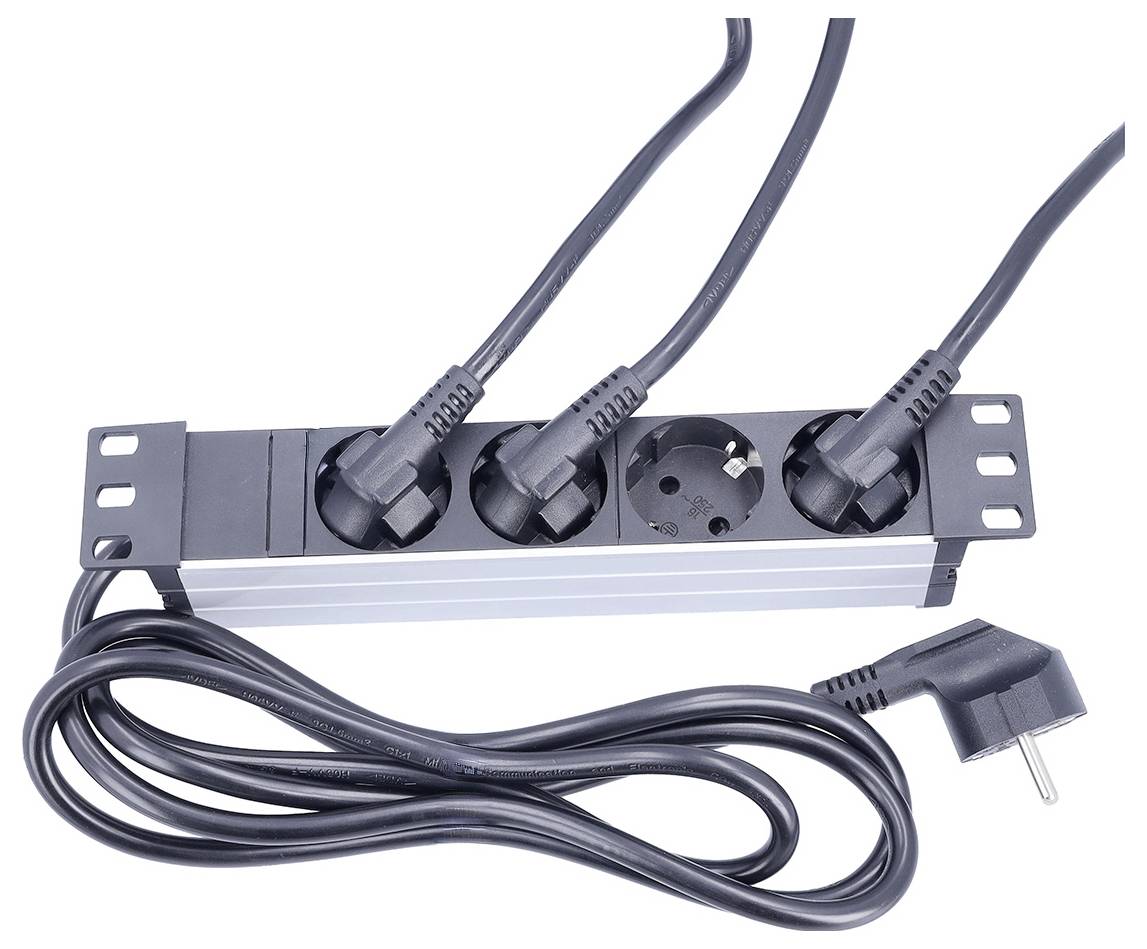 „Eine Steckerleiste mit vier Steckdosen, von denen drei durch angeschlossene schwarze Kabel belegt sind, und ein Kabel mit europäischem Stecker liegt in der Nähe.