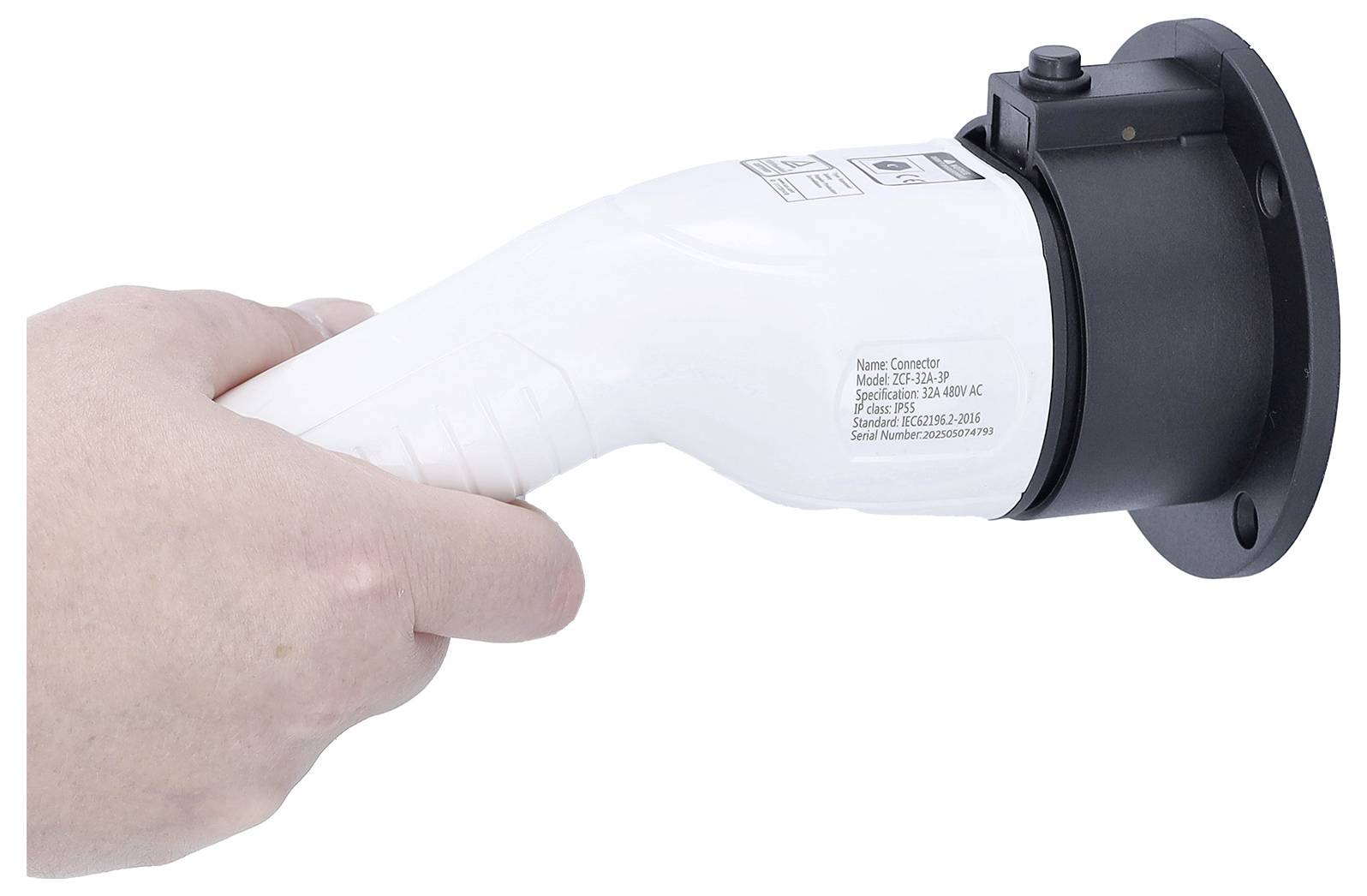 Eine Person hält einen weißen Ladestecker für Elektrofahrzeuge mit einer schwarzen kreisförmigen Basis, auf deren Seite Spezifikationen gekennzeichnet sind.